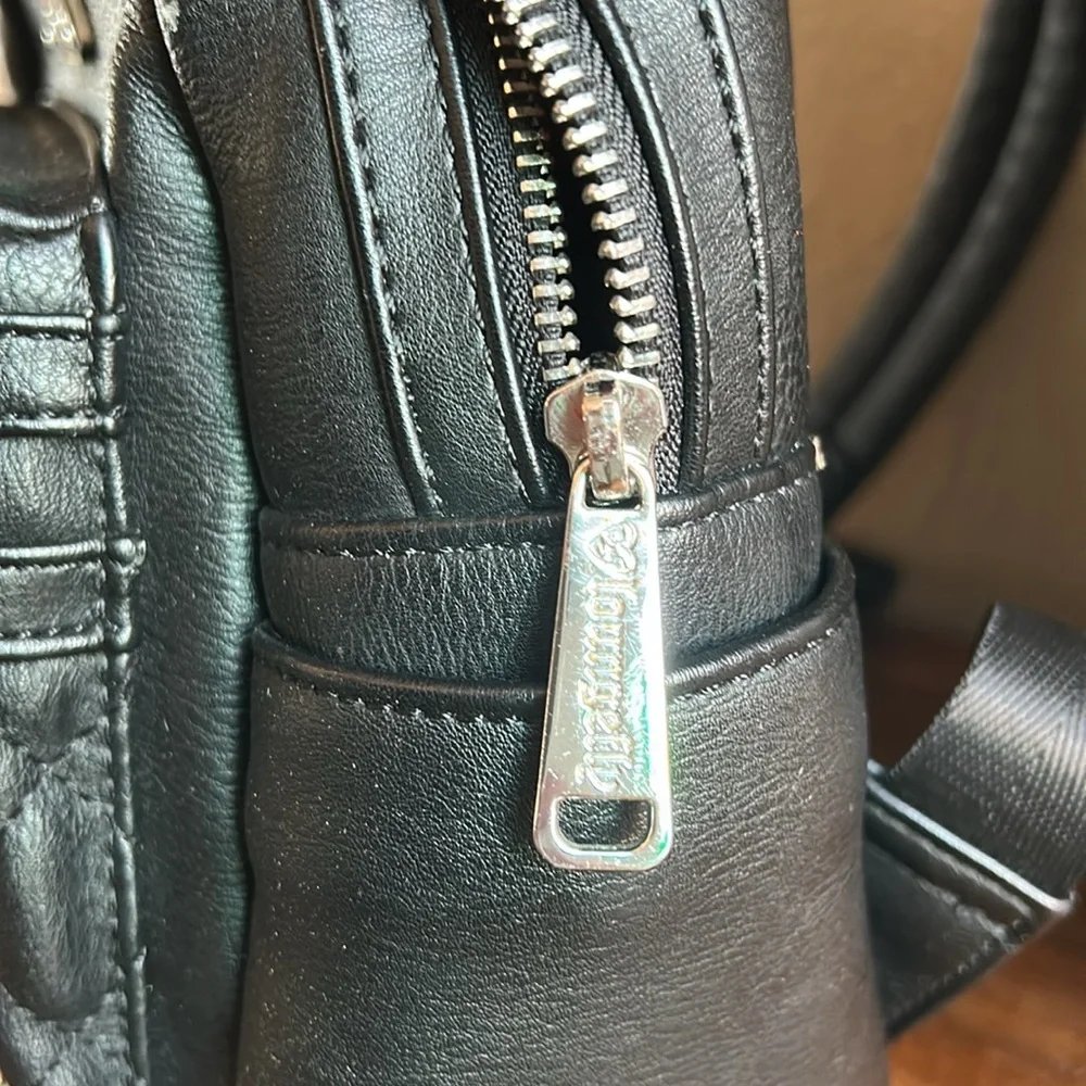 Disney Loungefly Minnie Mouse Bow Mini-Backpack - Picture 5 of 7